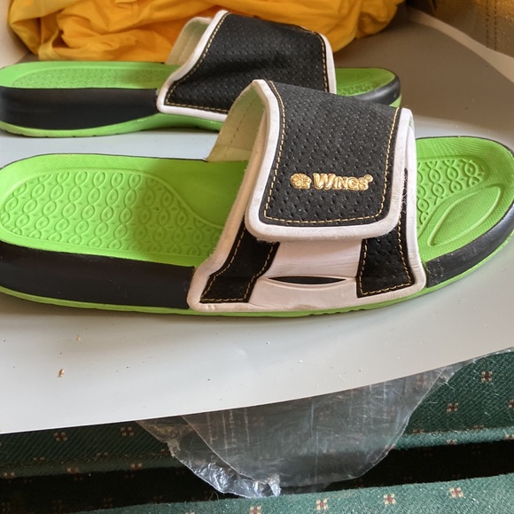 Wings Super flip flops green black and white. See toes perfectly smooth no wear - Picture 6 of 6